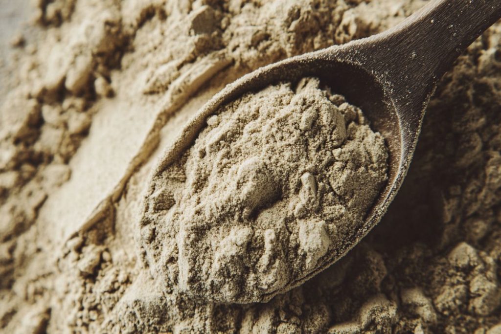 Nærbillede af en træske fyldt med hampaproteinpulver.