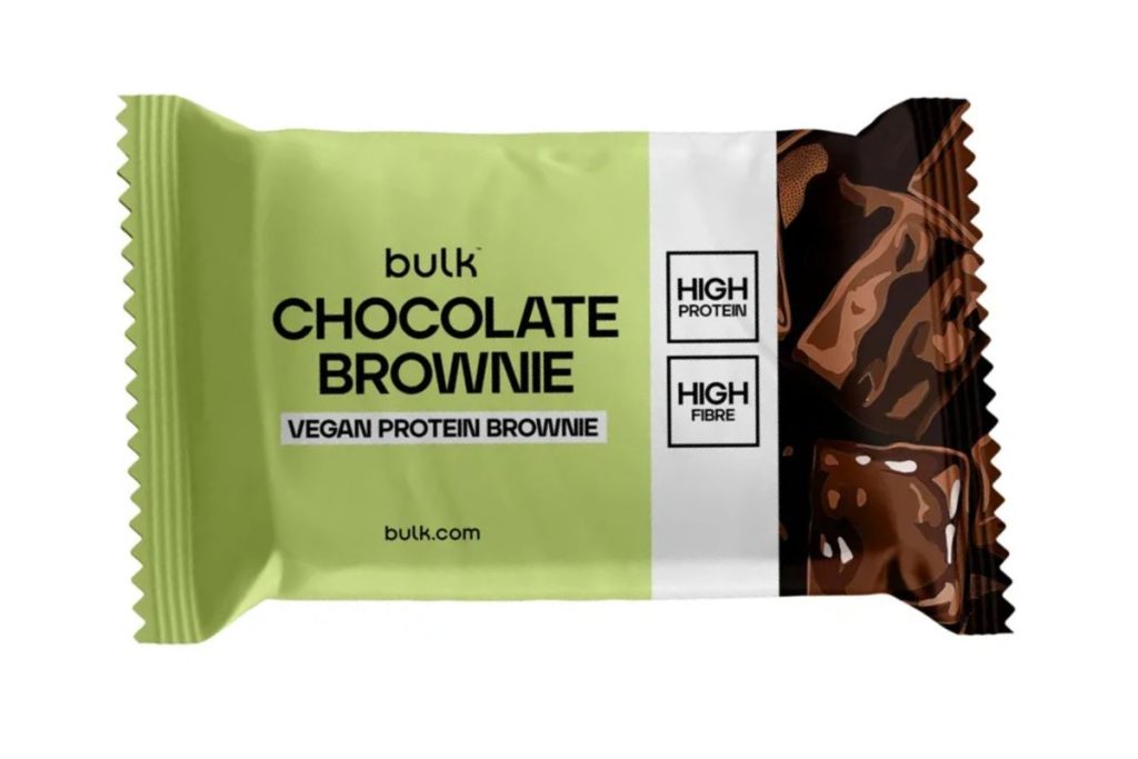 Bulk vegansk proteinbrownie i indpakning.