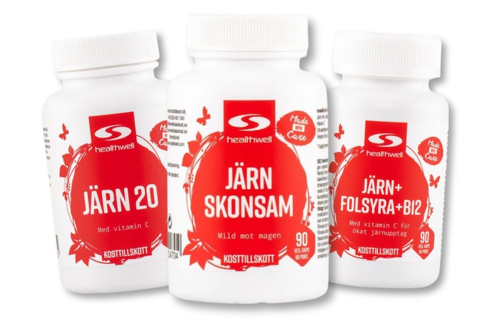 Tre varianter af Healthwell jernkosttilskud i hvide flasker med rødt design.
