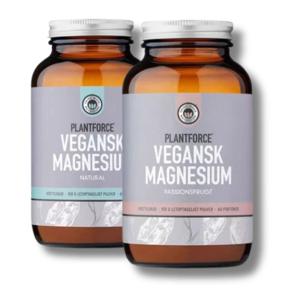 To beholdere med Plantforce Vegansk Magnesium pulver, i varianterne natural og passionsfrugt.