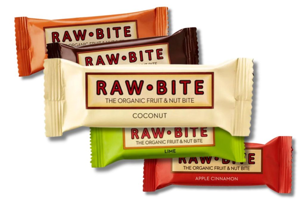 Fire RAWBITE veganske frugt- og nøddebarer i forskellige smagsvarianter.