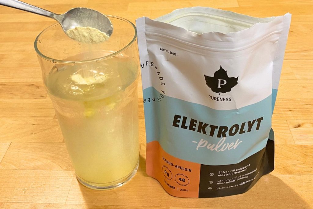 Pureness Elektrolytpulver bliver tilberedt i et glas vand.