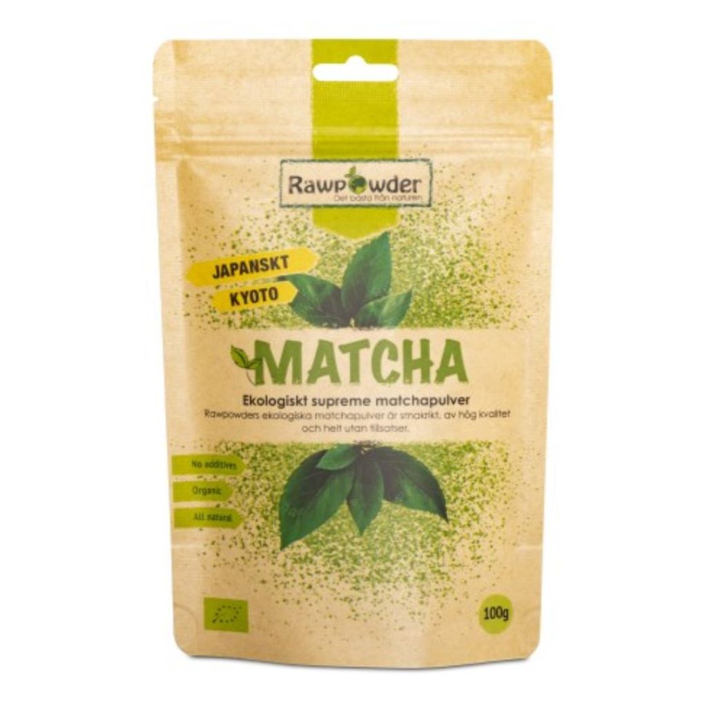 Rawpowder Matcha i en gennemsigtig pose med logo og certificeringer.