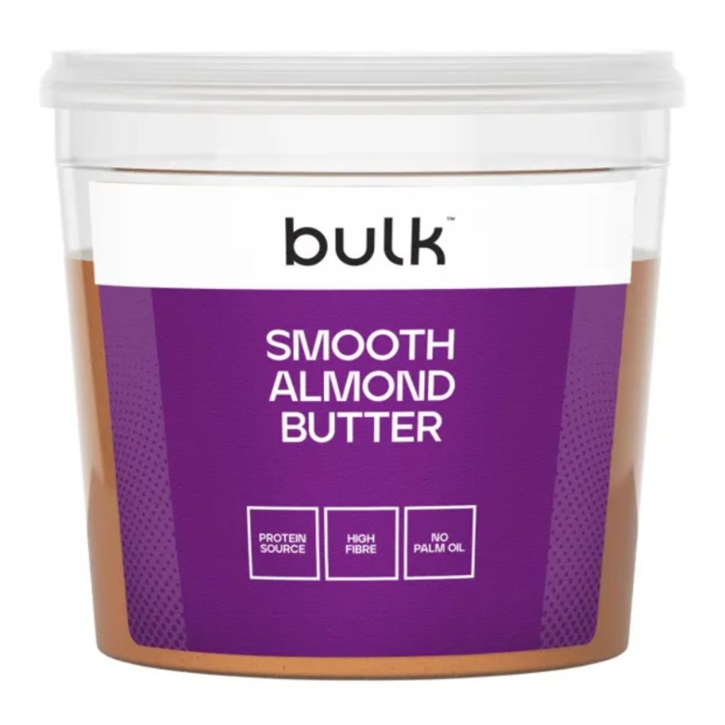 En beholder med Bulk Smooth Almond Butter med lilla etiket.
