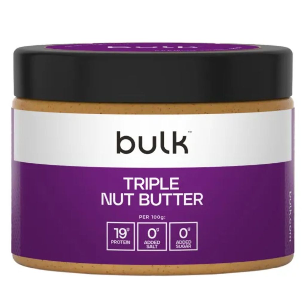 Beholder af Bulk Triple Nut Butter med lilla etiket.