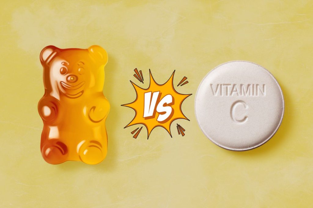 Billedet viser en vitamin C-gummy sammenlignet med en traditionel vitamin C-tablet.