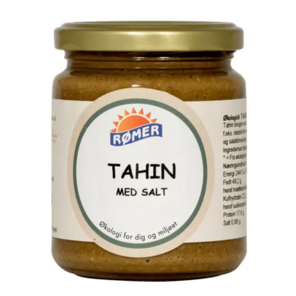 Rømer Tahin med salt i en glasbeholder.