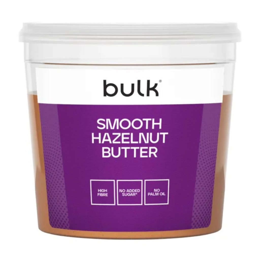 Stor beholder med Bulk Smooth Hazelnut Butter i lilla og hvidt design.