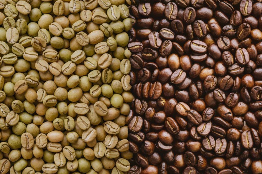 Sammenligning af uristede og ristede kaffebønner side om side.