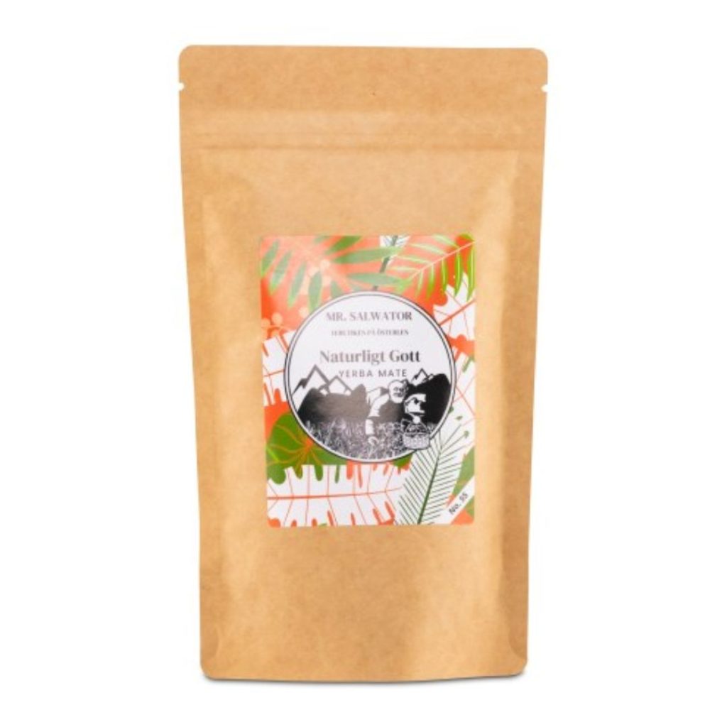 En brun papirpose med et farverigt etiketdesign, der viser produktnavnet "Mr. Salwator Naturligt Gott Yerba Mate".