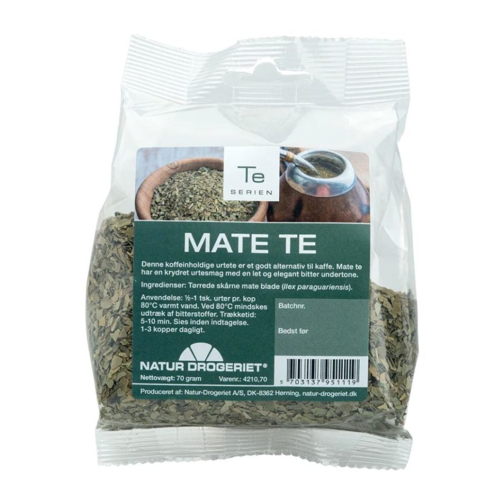 En transparent plastpose med skårne mateblade og en grøn etiket med produktinformation fra Natur-Drogeriet.