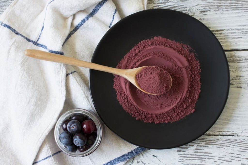Grafisk tekst med “Bedst i test: Acai 2025” på lys baggrund.