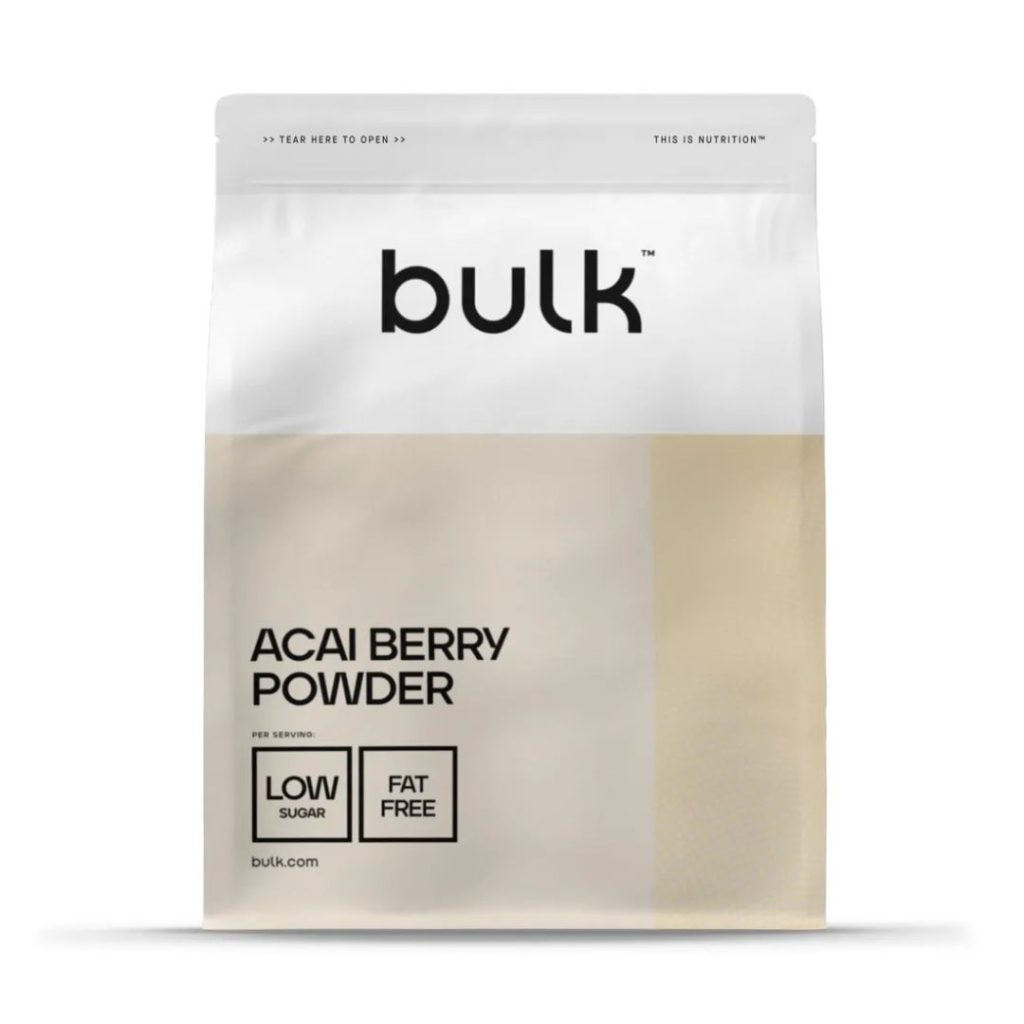 Bulk acai berry powder i minimalistisk beige emballage.
