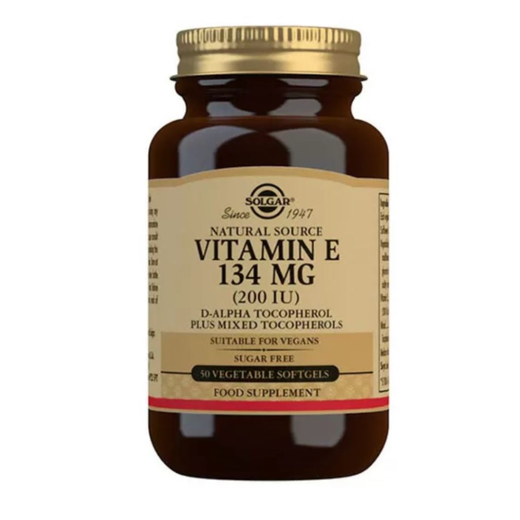 Brun glasflaske med beige etiket, der viser "Solgar Vitamin E 134 mg (200 IU)".