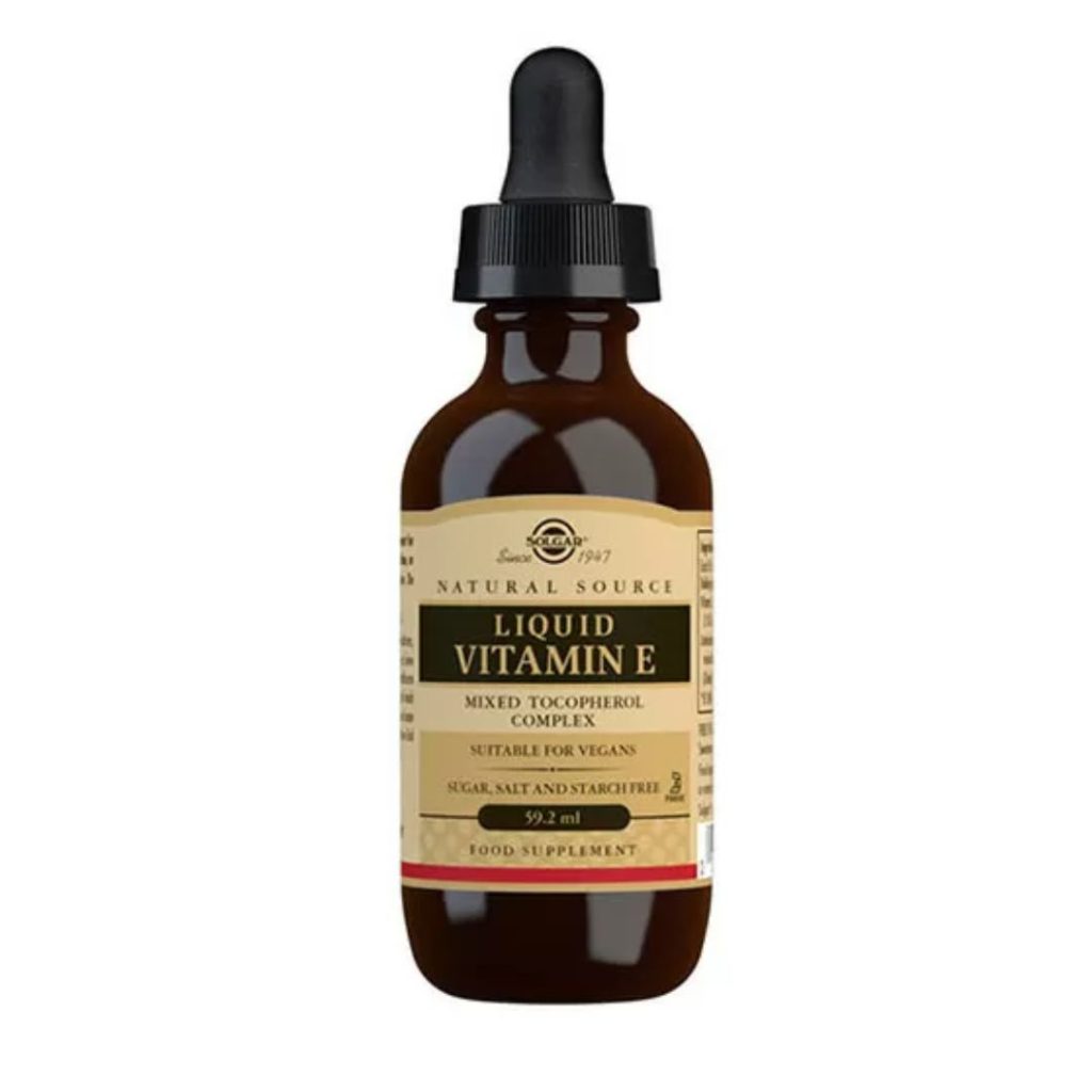 Mørk glasflaske med pipette og beige etiket, der viser "Solgar Liquid Vitamin E".