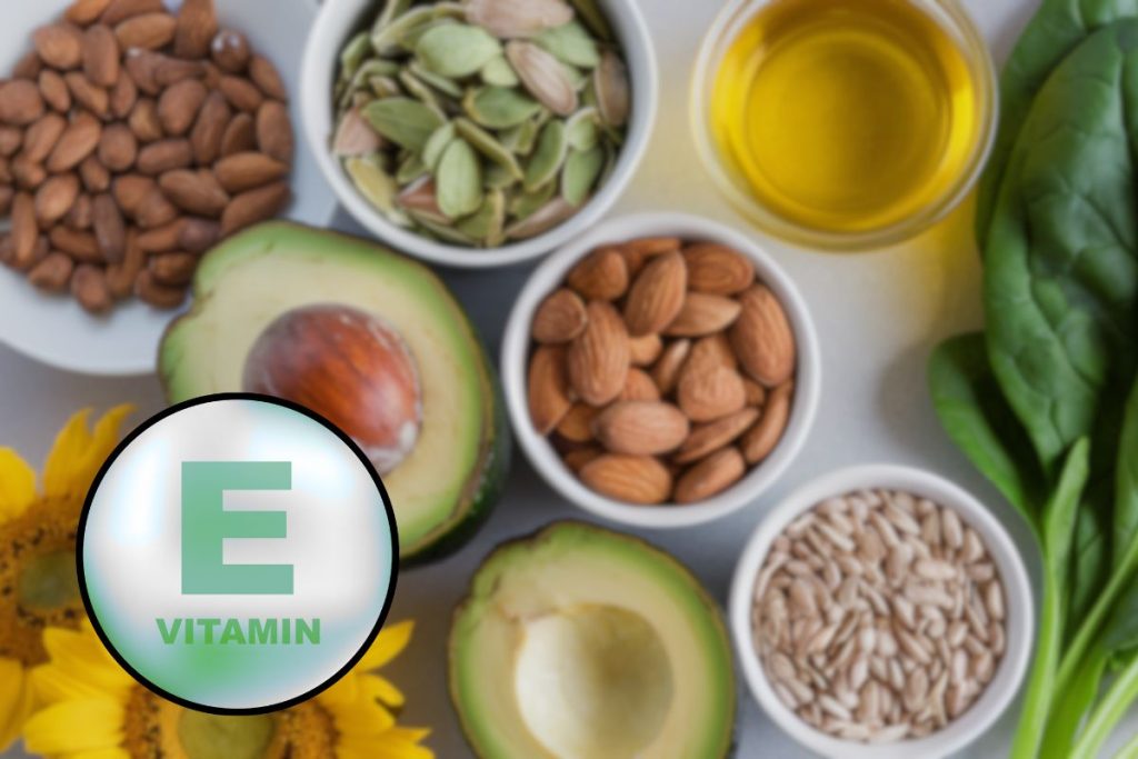 Illustration af E-vitamin kapsler med forskellige plantebaserede kilder i baggrunden.