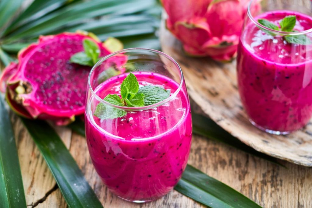 To glas med lyserød smoothie lavet af pink pitaya