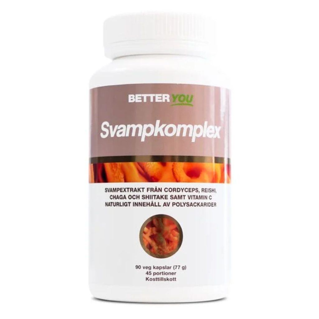 Plastikbeholder med etiketten "Better You Svampekomplex" – et kosttilskud med ekstrakt fra fire svampe og C-vitamin.