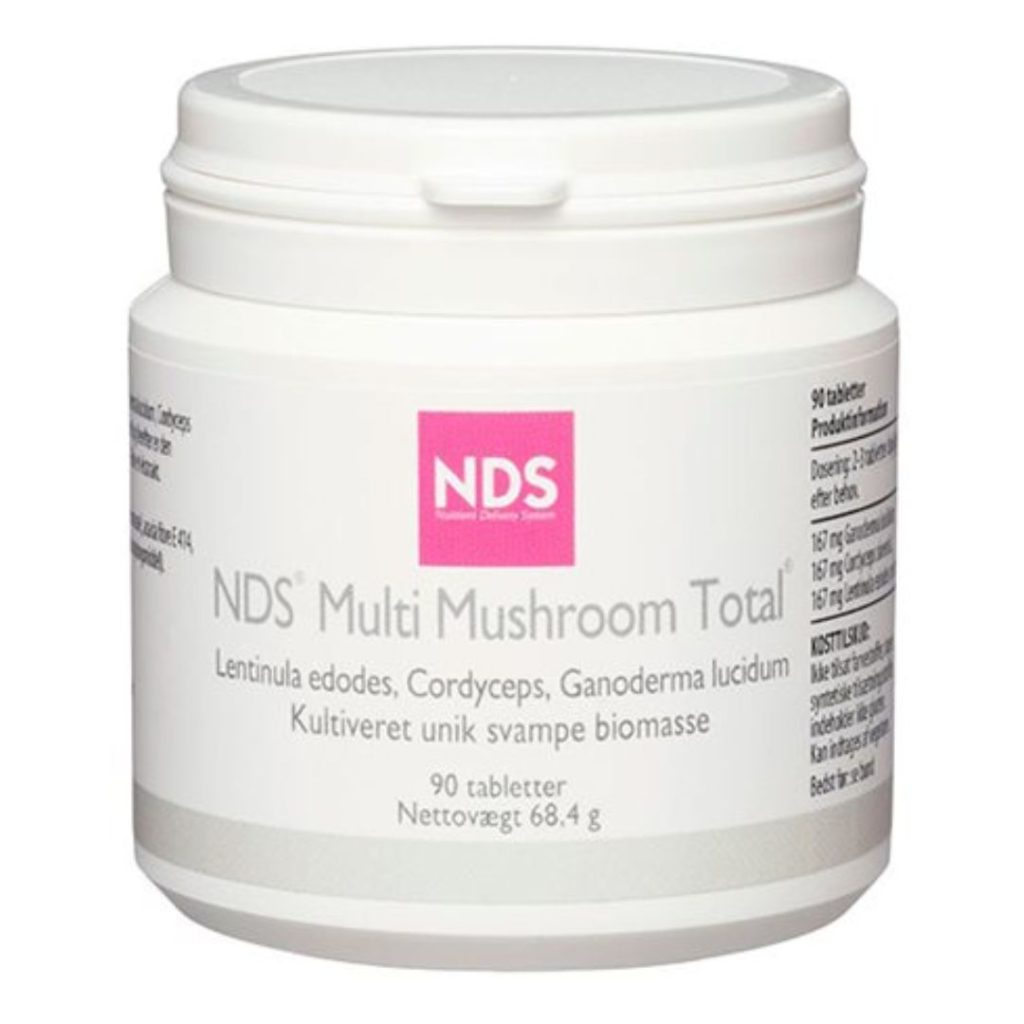 Hvid bøtte med NDS Multi Mushroom Total – tabletter med biomasse fra shiitake, cordyceps og reishi.