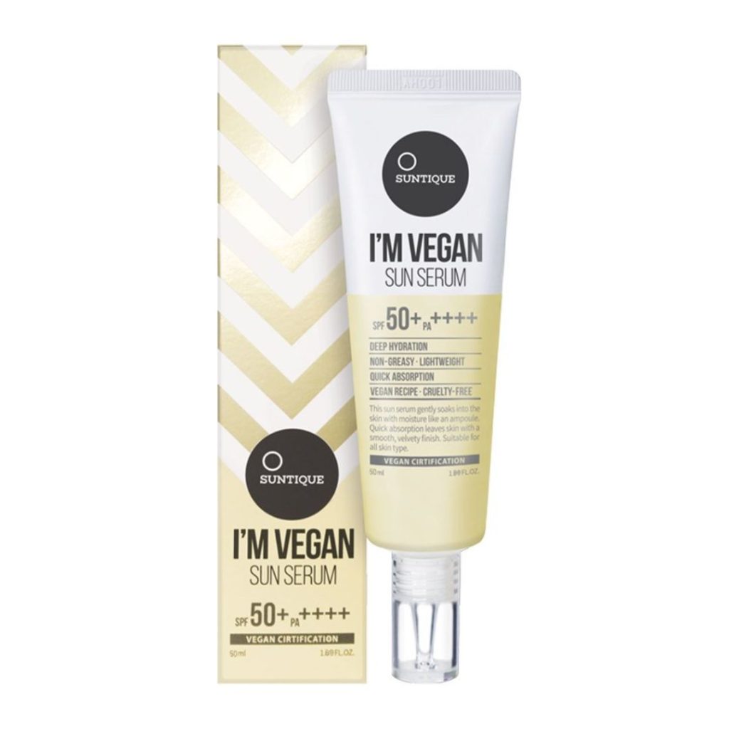 Suntique I’m Vegan Sun Serum i hvid og gylden tube med æske.