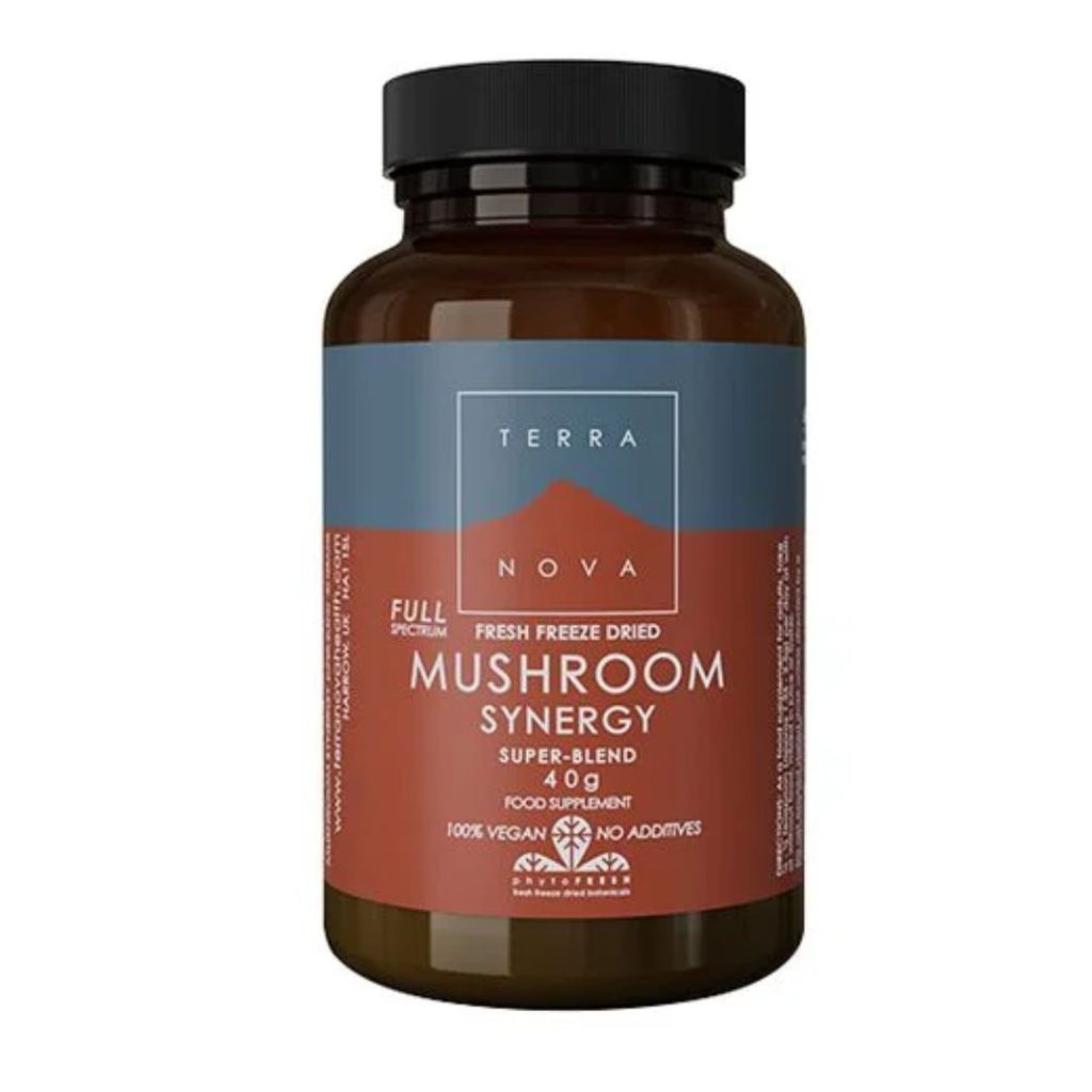 Glasbeholder med kosttilskuddet Terranova Mushroom Synergy – en blanding af frysetørrede svampe uden tilsætningsstoffer.