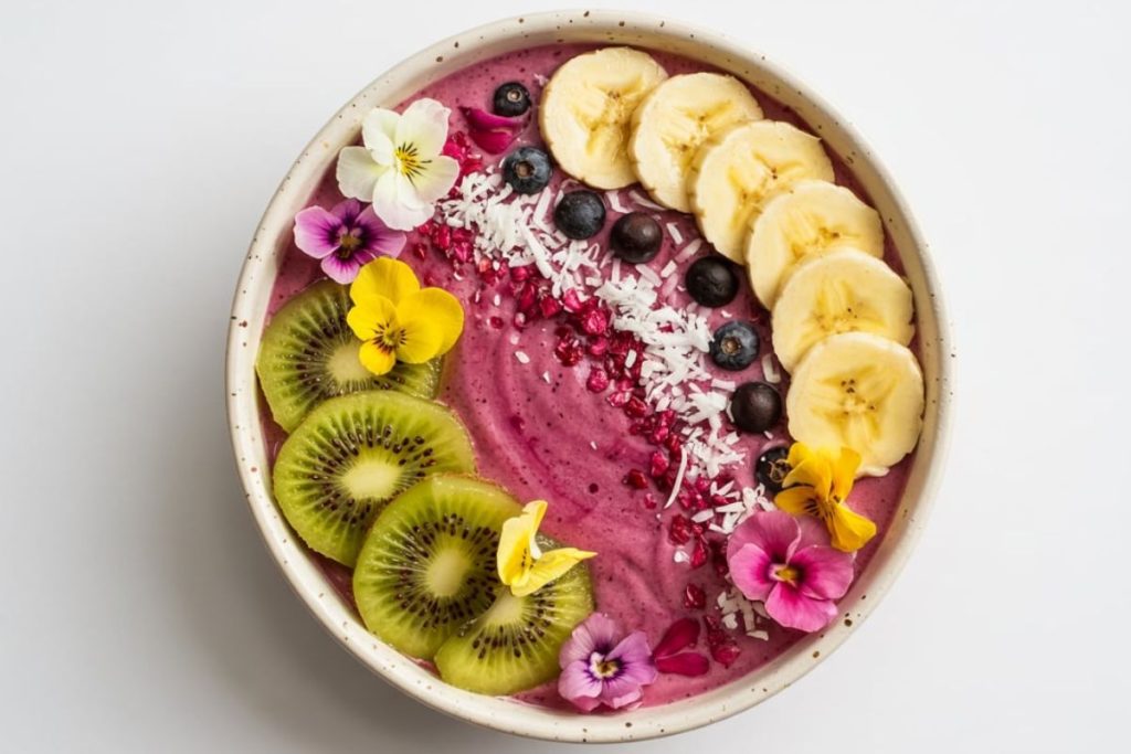 Smoothie bowl med pink pitaya, kiwi, banan og spiselige blomster